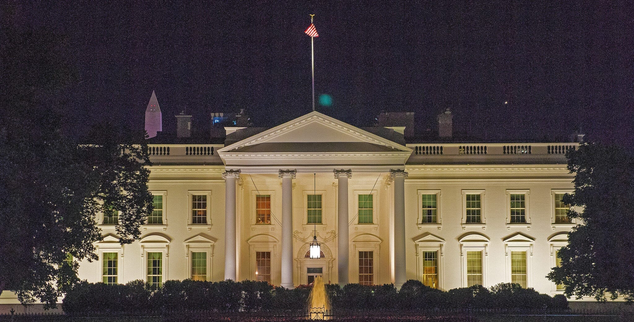 whitehouse at night